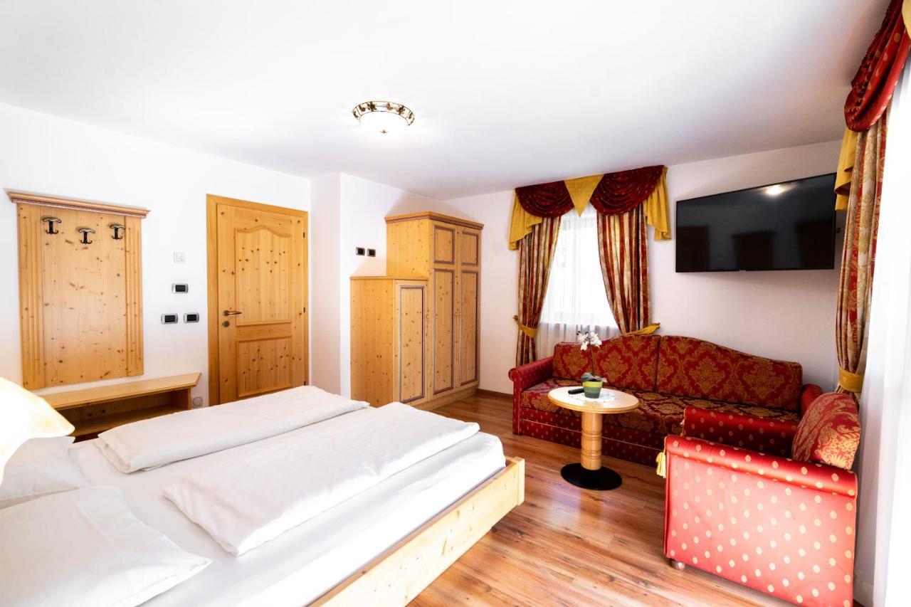 Garni Hotel And Apartments Wildbach Selva di Val Gardena Exteriör bild