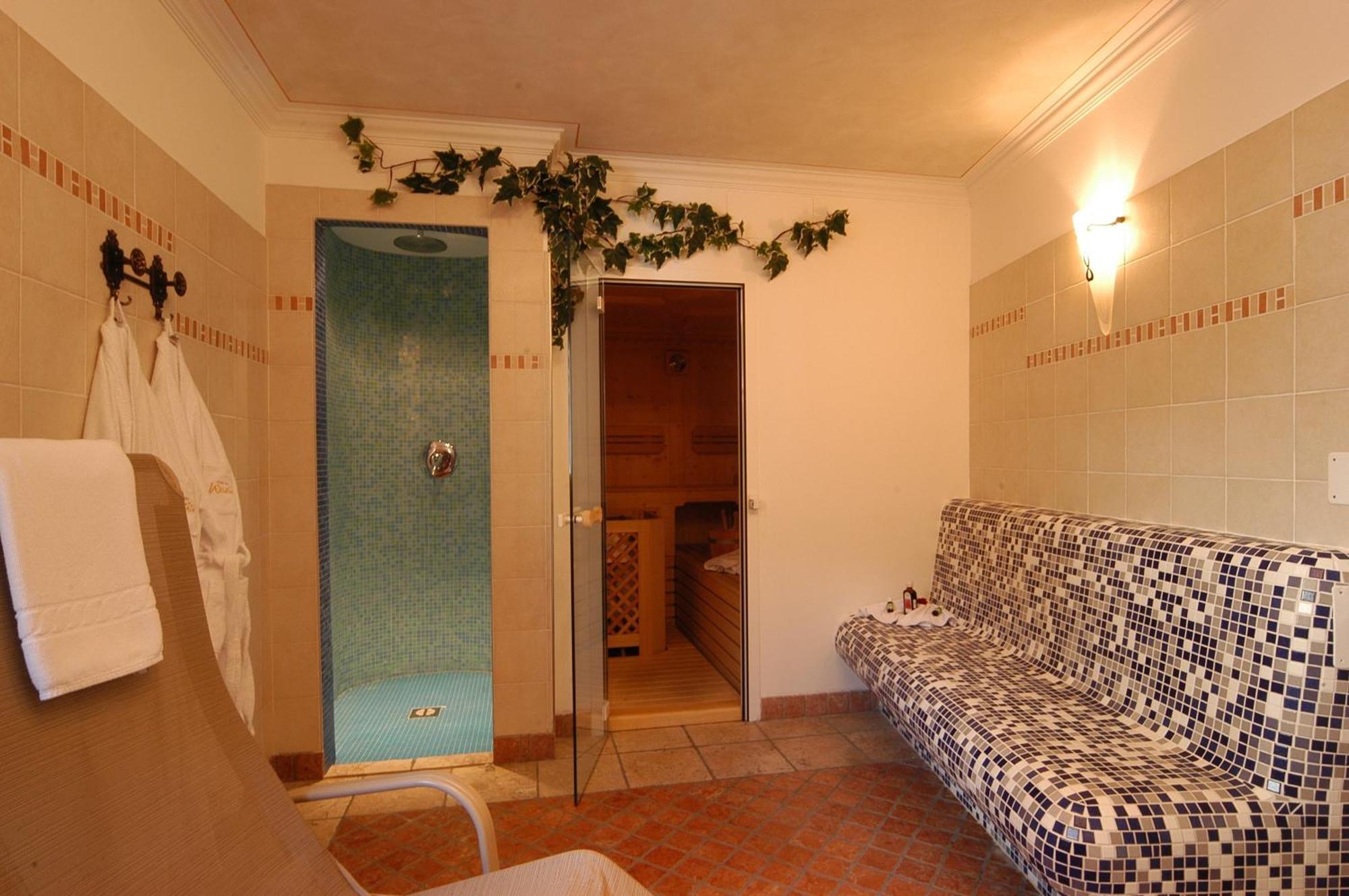 Garni Hotel And Apartments Wildbach Selva di Val Gardena Exteriör bild