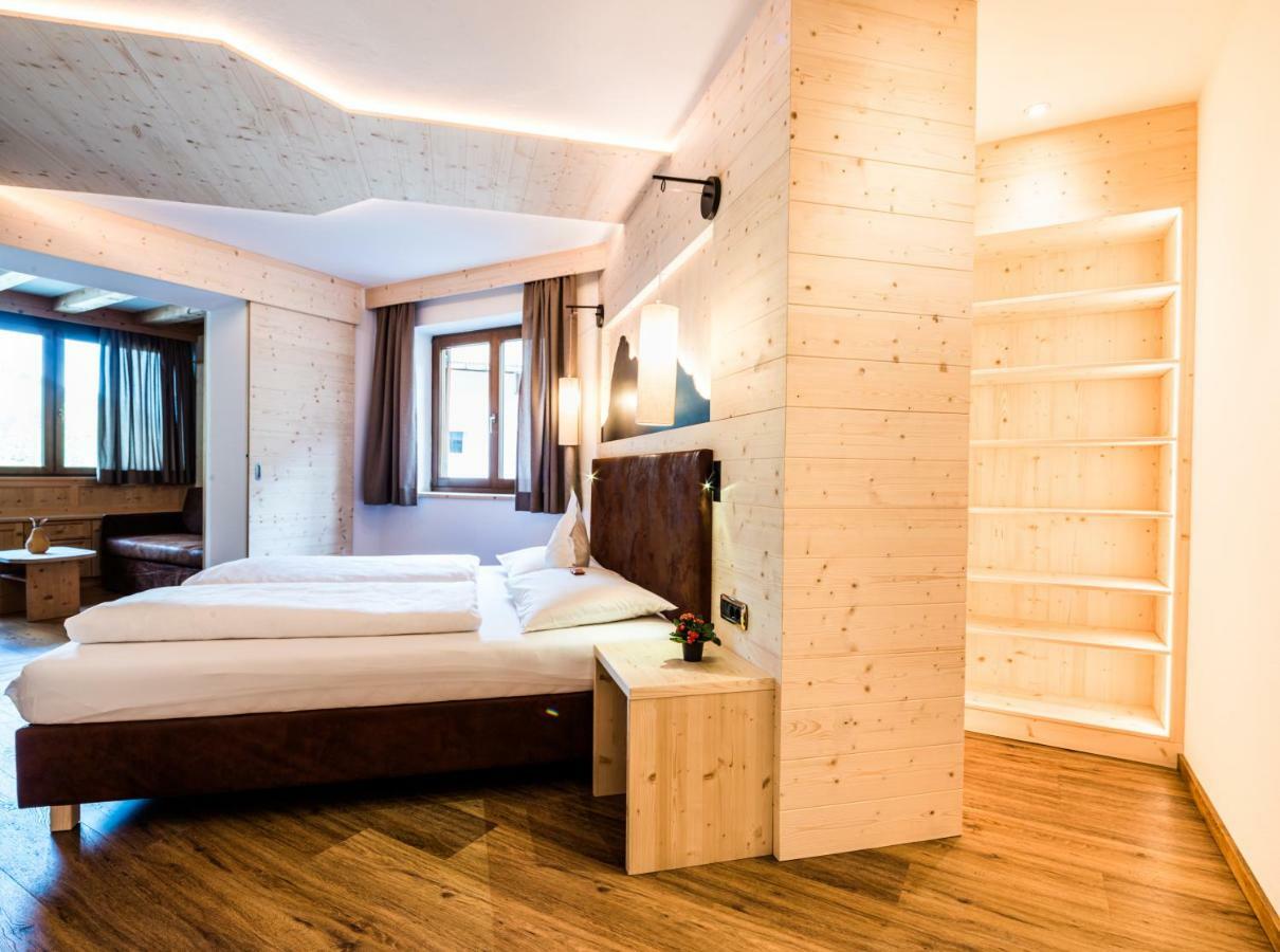Garni Hotel And Apartments Wildbach Selva di Val Gardena Exteriör bild