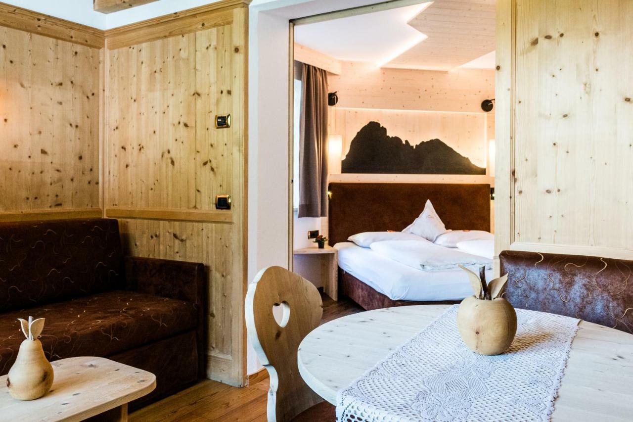 Garni Hotel And Apartments Wildbach Selva di Val Gardena Exteriör bild