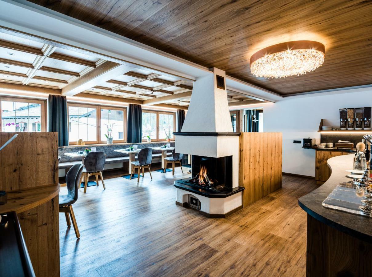 Garni Hotel And Apartments Wildbach Selva di Val Gardena Exteriör bild