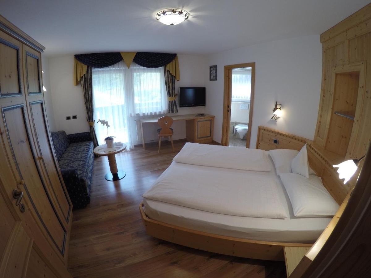 Garni Hotel And Apartments Wildbach Selva di Val Gardena Exteriör bild